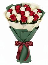 Букет Микс из красных и белых роз в Кратово