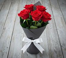 Букет 5 Красных роз Эдлесс Лав в Кратово