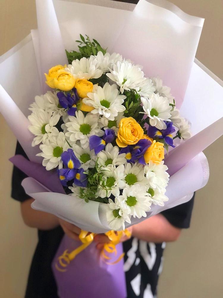 Букет цветов из: Ирисы, Хризантемы и Розы в Кратово