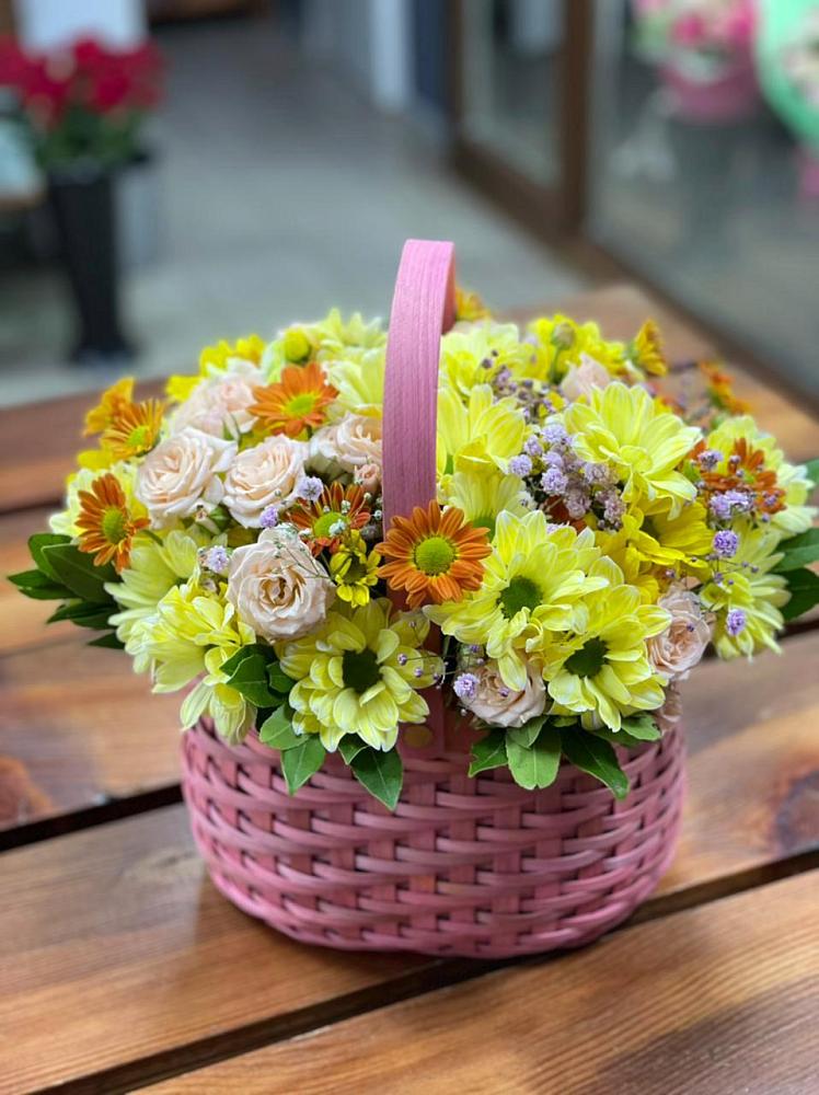 Цветочная композиция из Хризантемы и Розы в корзине в Кратово