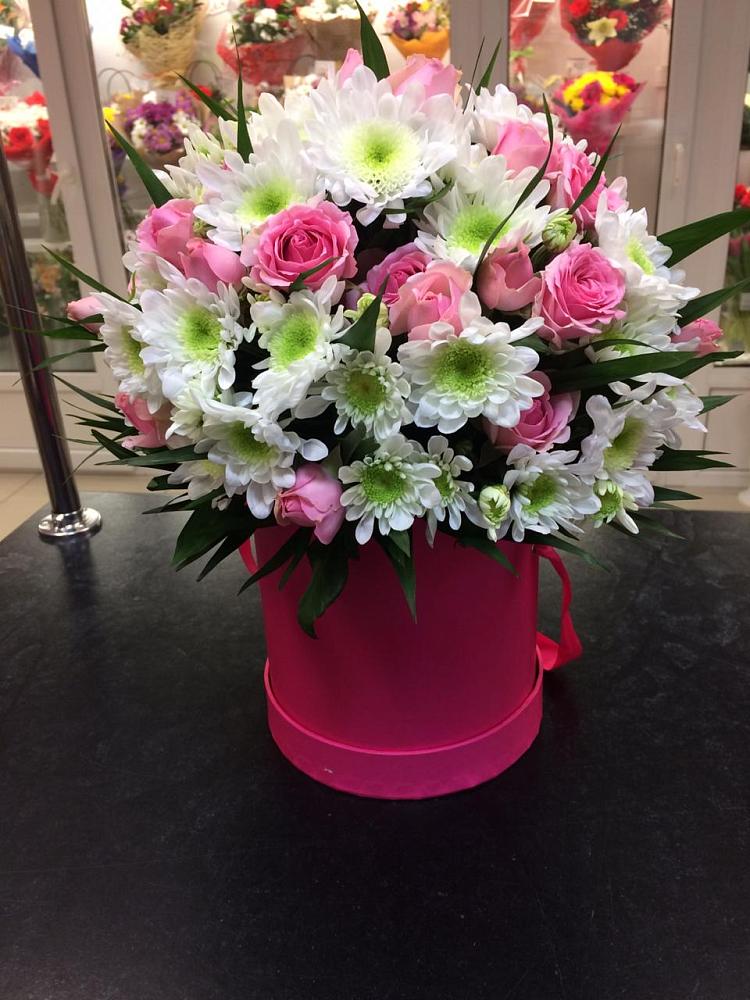 Цветочная композиция из Розы и Хризантемы в шляпной коробке в Кратово