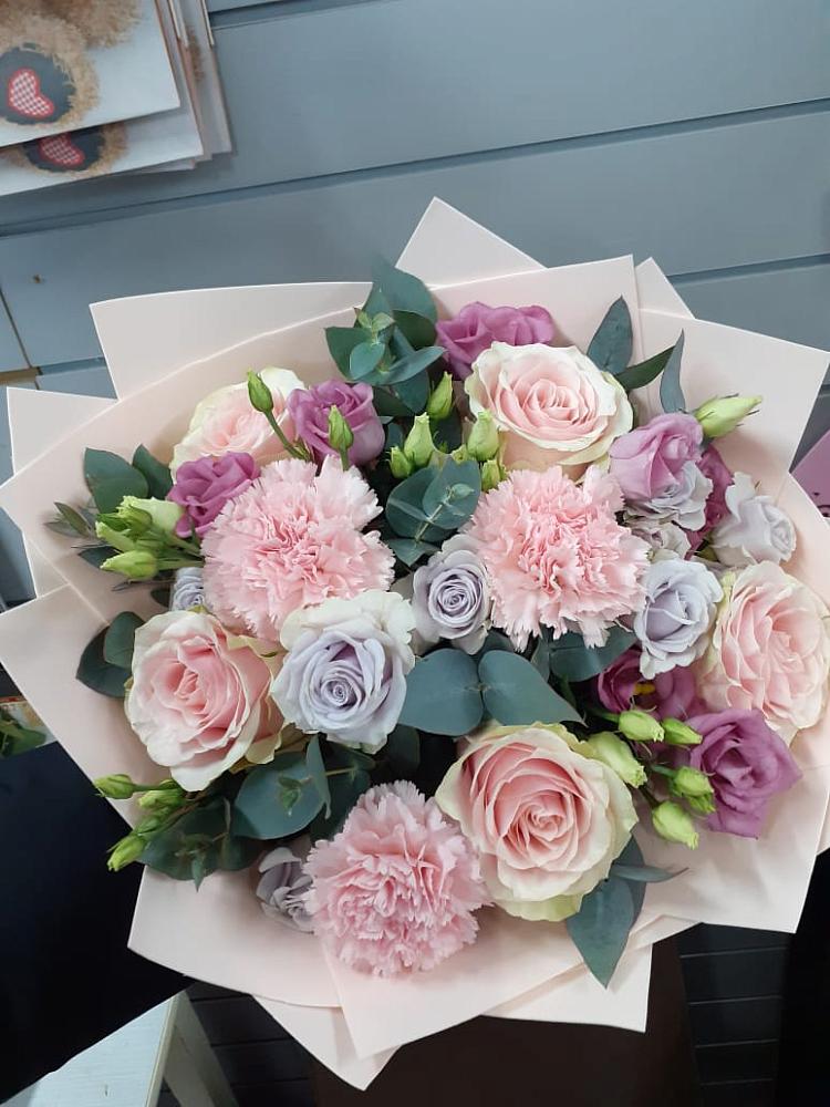 Букет цветов из: Розы, Гвоздики и Лизиантусы в Кратово